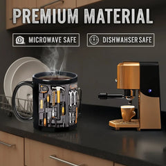 O cană modernă în formă de cutie de scule, concepută creativ, o ceașcă de cafea cu design unic.